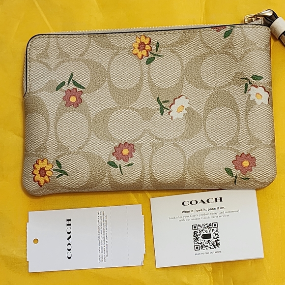 COACH NWT Corner Zip Wristlet In Signature Canvas With Nostalgic Ditsy Print - Picture 4 of 5